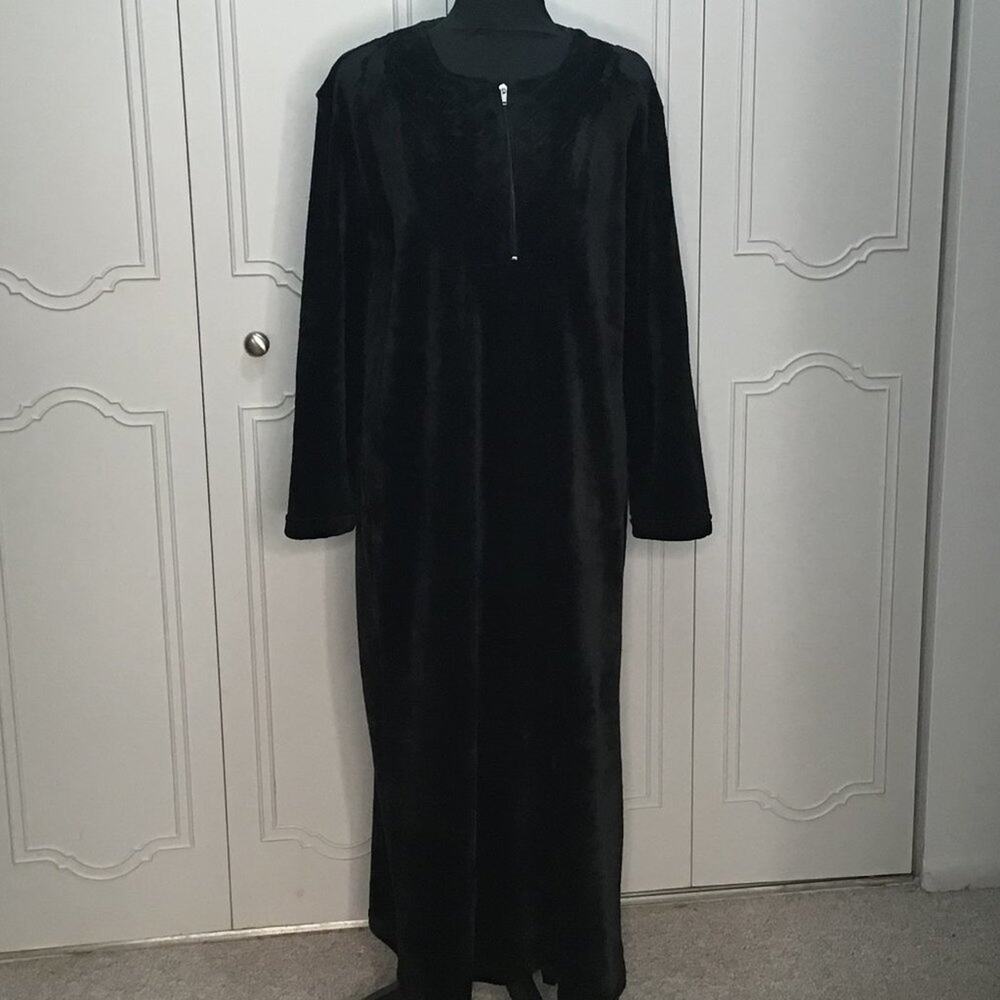 NWOT CONCIERGE COLLECTION Black Full Length Cozy Robe - Size Medium/Large